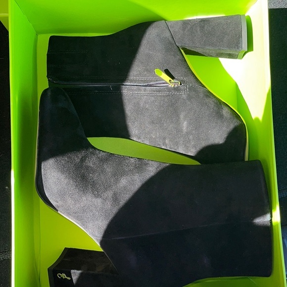 🌼2/$89 BLACK CODIE ANKLE BOOTIES - Picture 2 of 8
